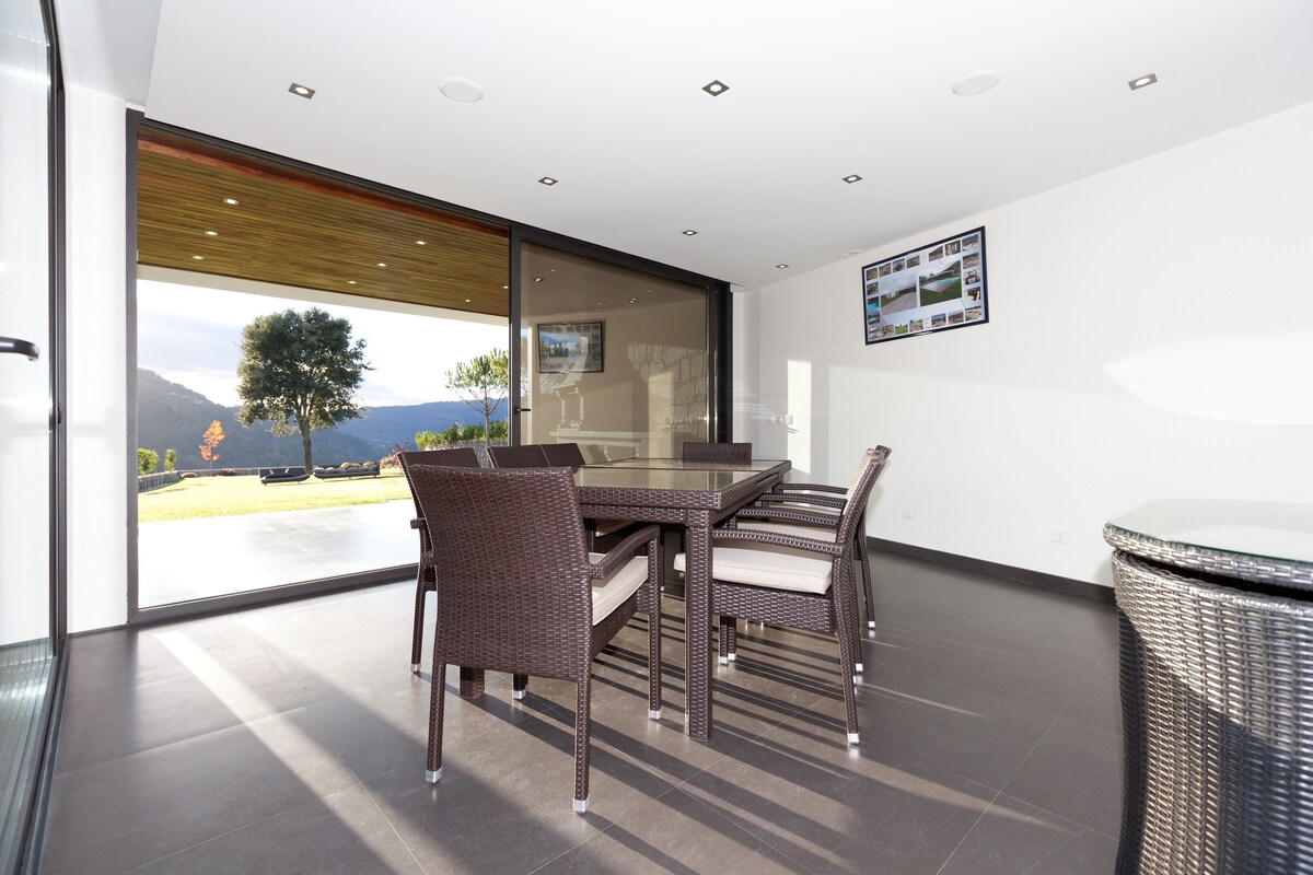 Terraza interior con vistas al jardín y la montaña