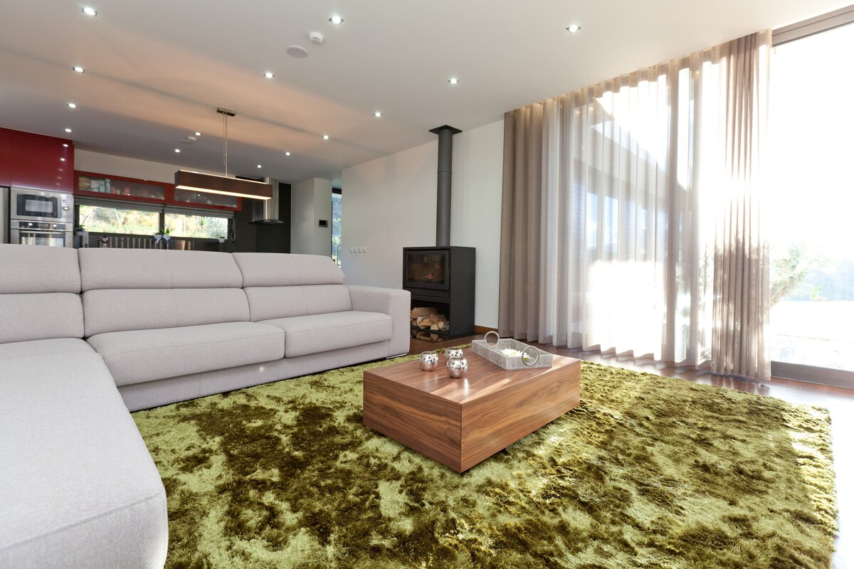 Salón diáfano con chimenea y cocina