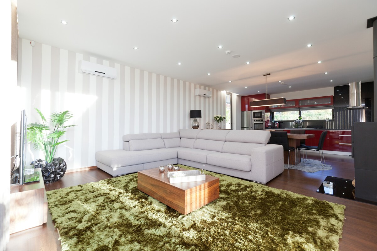 Salón con sofá y chimenea de leña