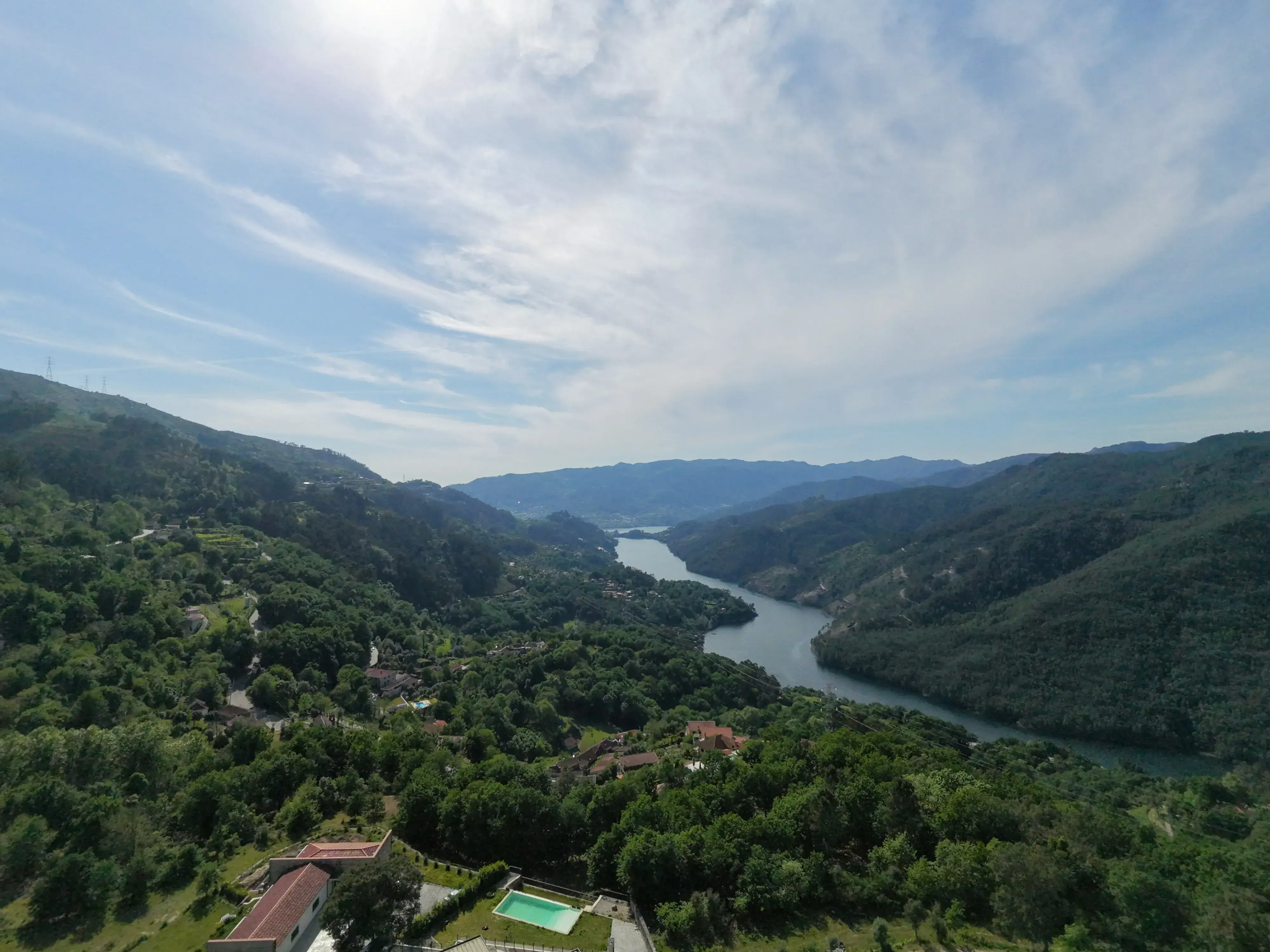 Vista aérea de un valle fluvial en el Parque Nacional de Peneda-Gerês