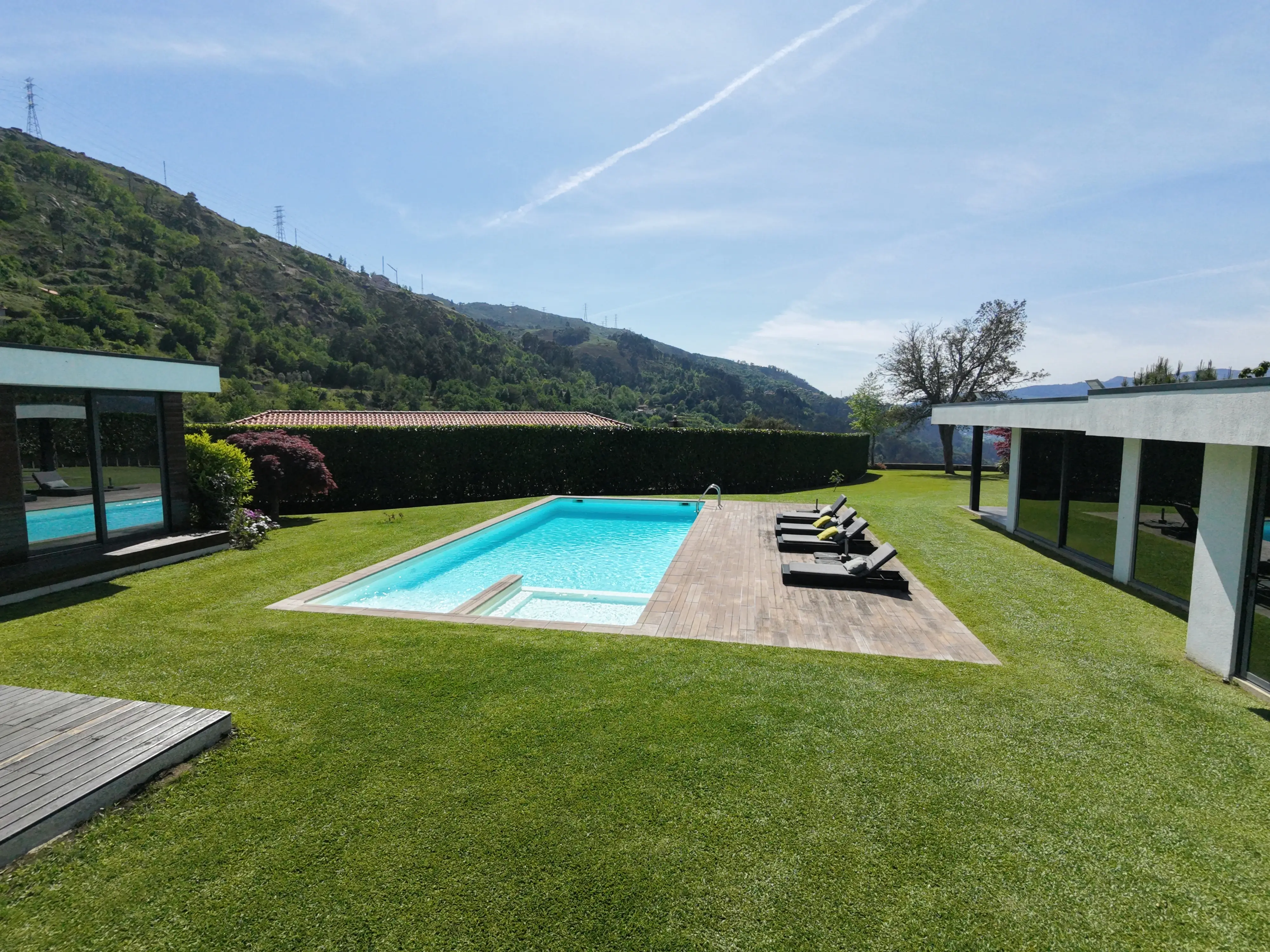 La piscina y la montaña vistas desde el jardín