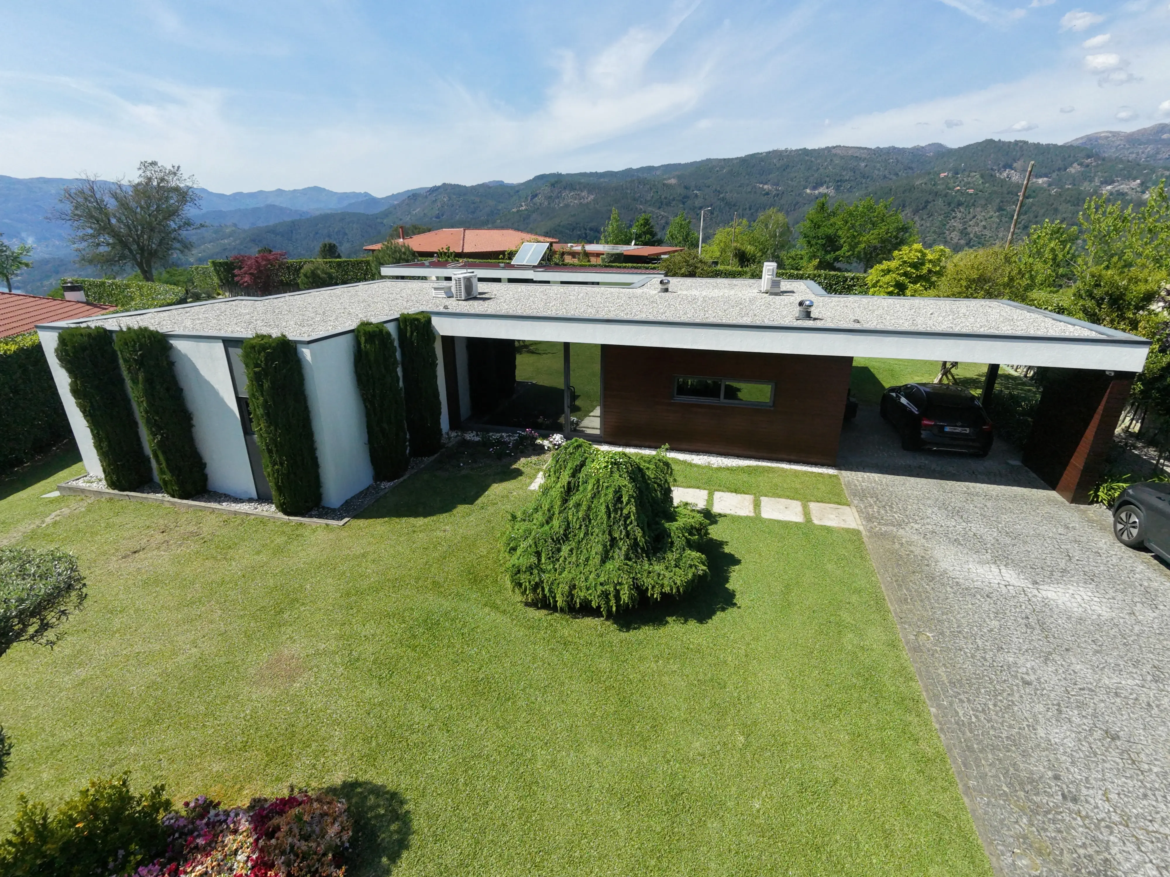 Fachada moderna de la casa con columnas de hiedra