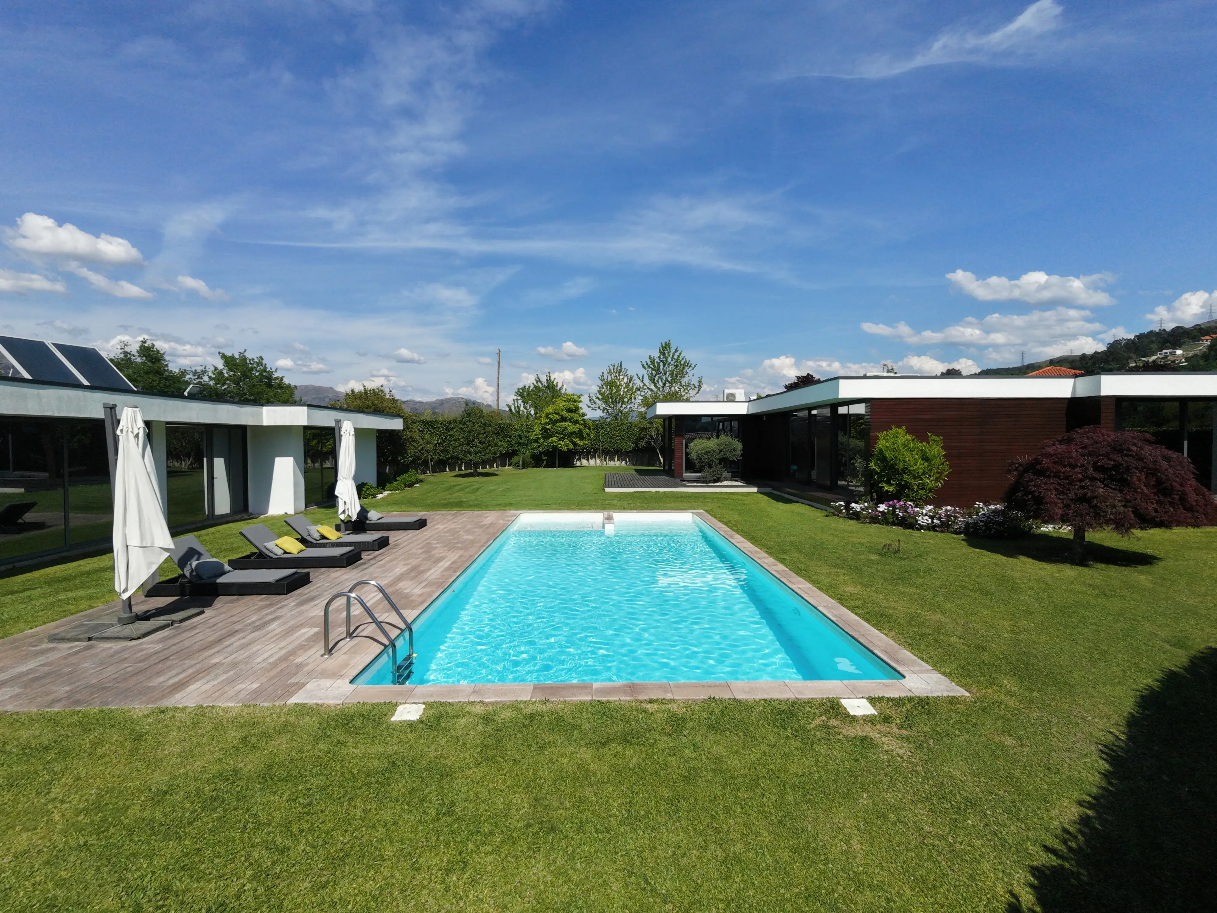 Zona de la piscina entre las dos alas
